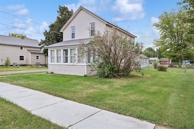 705 10th St, Belle Plaine, IA 52208 - photo 2