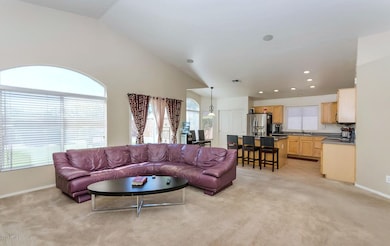 4409 E Cottonwood Ln-large-007-21-Family