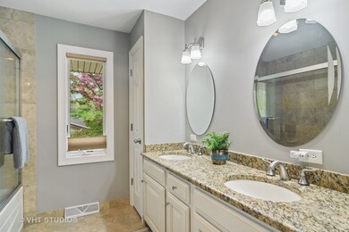 319 E Tall Trees Ln, Palatine, IL 60067 - photo 2