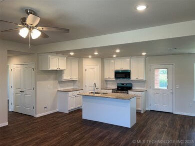 513 Honeysuckle Ln, Madill, OK 73446 - photo 2