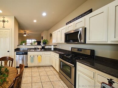 2612 W Fredericksburg St, Broken Arrow, OK 74011 - photo 5