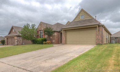 This home features an open concept floor plan, spl
