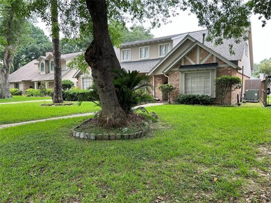 10218 Meadow Lake Ln, Houston, TX 77042 - photo 2