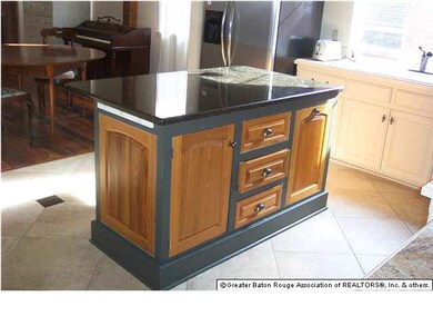 Stand alone island in kitchen