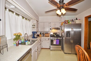 1514 W Lang St, Alvin, TX 77511 - photo 5