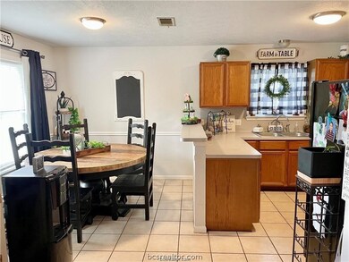 1208 Webhollow Cir unit B, Bryan, TX 77801 - photo 3