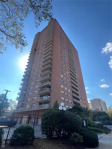 Executive House Apartments unit 23C, Saint Louis, MO 63108 - photo 2