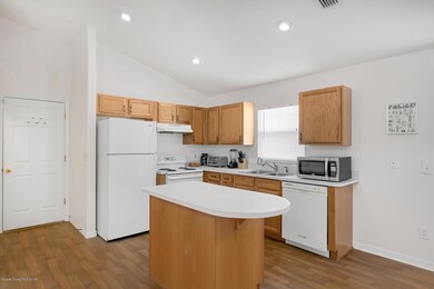Kitchen w/Island