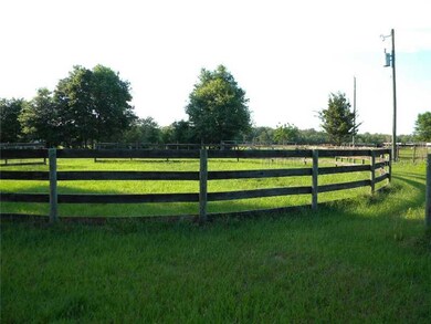 Yard/Garden - Round pen near house.