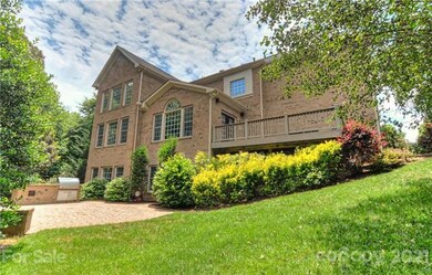 Back and side Yard, Green space to play in!