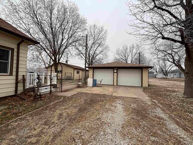 715 W 12th St, Larned, KS 67550 - photo 3