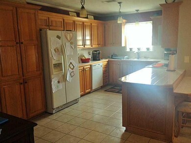 Kitchen. Ceramic tile counters;range/oven,dishwash