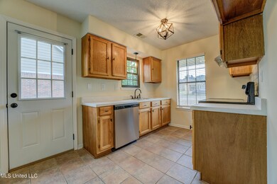 Kitchen w/ Side Entry