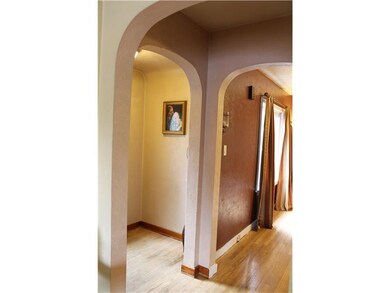 Entry/Foyer.
