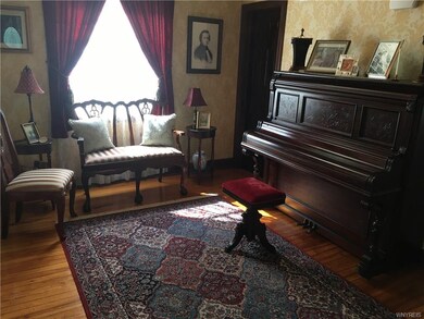 could be used as living or dining room