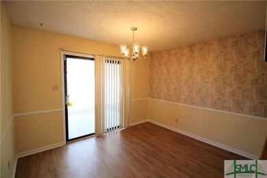 Dining Room w/Chair Rail!!