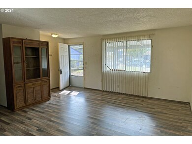 Living Room/Entrance