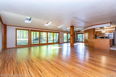 7505 Falling Leaf Ct, Flushing, MI 48433 - photo 3