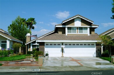 Newer garage doors - 3 car parking + driveway!