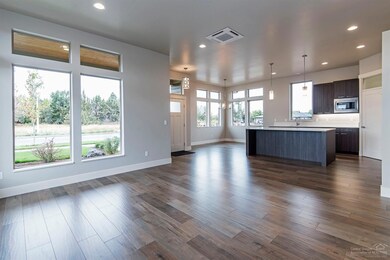 720 NW Rimrock Dr, Redmond, OR 97756 - photo 3