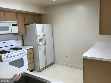 9220B Cardinal Forest Ln unit B, Lorton, VA 22079 - photo 5