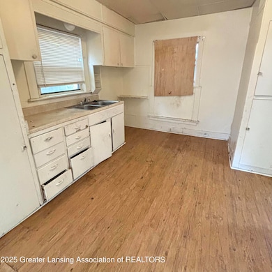 515 Jason Ct, Lansing, MI 48910 - photo 5