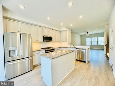 18374 Reaper Hill Ct, Triangle, VA 22172 - photo 4