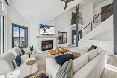 7_Livingroom_1800x1200_4197296