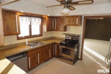 113 Crestwood Dr, Lincoln, IL 62656 - photo 6