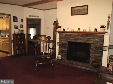 136 Greenbriar Cir, Lancaster, PA 17603 - photo 2