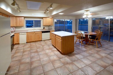 Large eat in kitchen w/center island