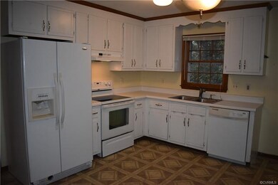 Spacious eat-in kitchen