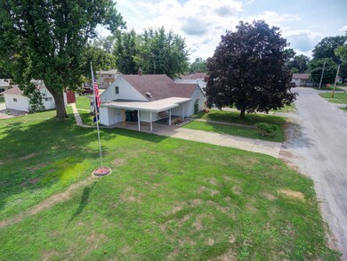 807 E Short St, Tuscola, IL 61953 - photo 6