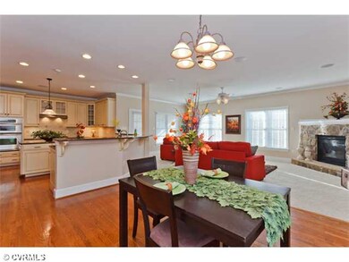 Kitchen - Large dinette near kitchen