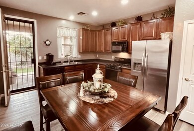 LARGE EAT-IN DINING AREA