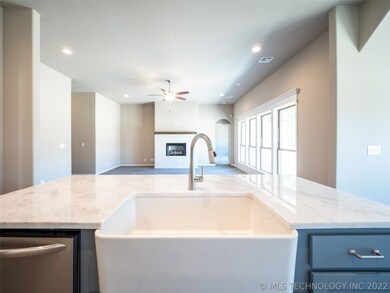 Large Island with Stainless Steel Dishwasher and f