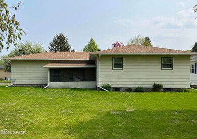 2324 W Springbrook Ct, Grand Forks, ND 58201 - photo 3