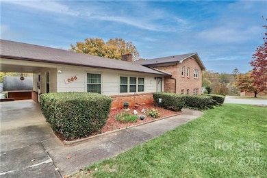 902 Thomas St, Statesville, NC 28677 - photo 2