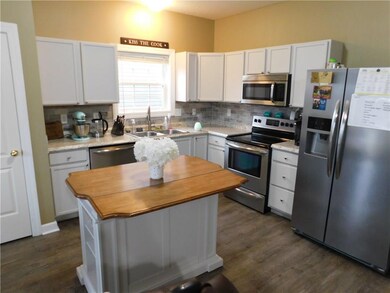 2520 Lakecrest Dr, Columbus, IN 47201 - photo 6