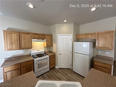 3413 Robust Robin Place unit 3, North Las Vegas, NV 89084 - photo 3