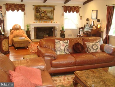 9109 Santayana Dr, Fairfax, VA 22031 - photo 2