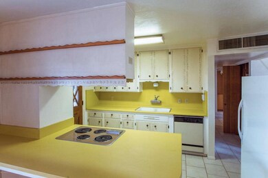 6902 E LATHAM -KITCHEN BREAKFAST BAR