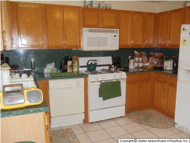 531 N Railroad Ave, Staten Island, NY 10304 - photo 4