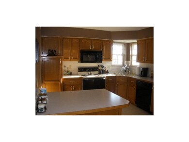 Very nice kitchen with plenty of counter space!