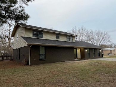520 Adams St, Holdenville, OK 74848 - photo 4
