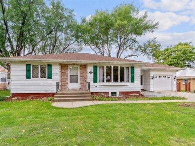 414 21st St NW, Cedar Rapids, IA 52405 - photo 2