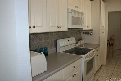 Kitchen, left side from dining room, another eatin
