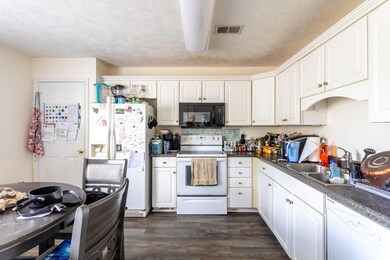 520 Date Palm Cir. kitchen