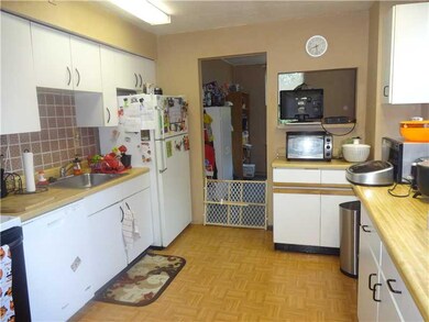 Kitchen. Kitchen With Adjacent Breakfast Room