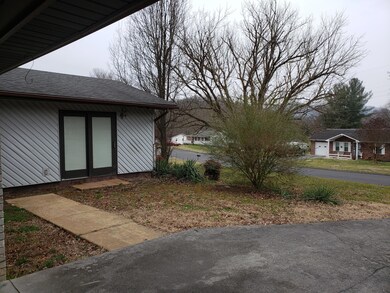 1501 Stoneybrook Dr, Johnson City, TN 37601 - photo 3